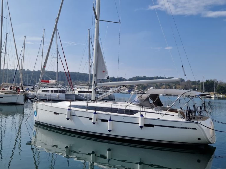 Bavaria Cruiser 46 charter bareboat eller skeppad i Pula 