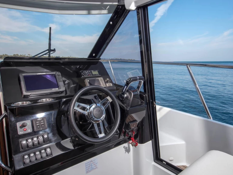 Jeanneau Merry Fisher 1095 Fly charter bareboat eller skeppad i Pula 