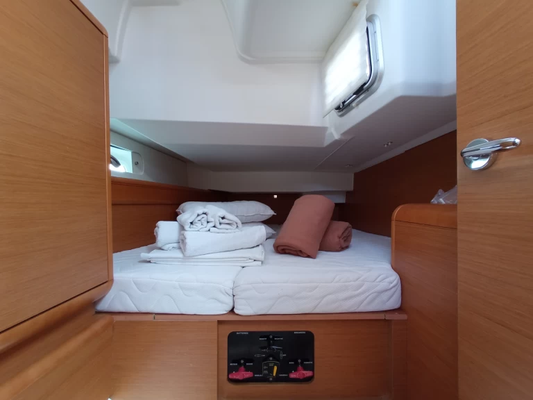 Uthyrning Segelbåt  Jeanneau med en båtlicens 