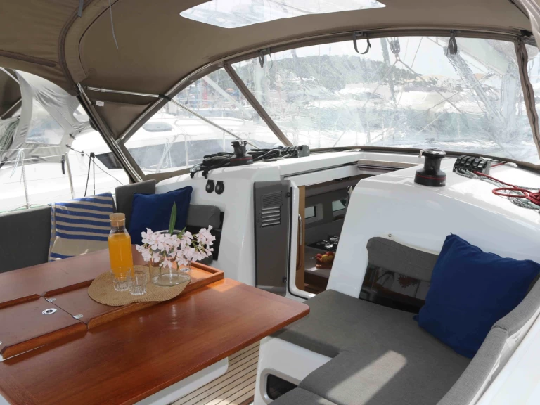 Uthyrning Segelbåt  Jeanneau med en båtlicens 