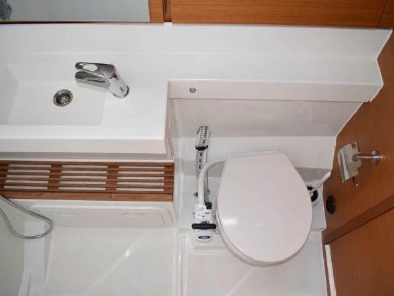 Uthyrning Segelbåt  Jeanneau med en båtlicens 