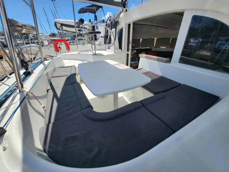 Uthyrning Katamaran  Bénéteau med en båtlicens 