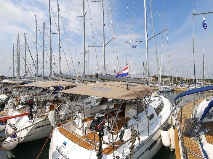 Hyr en Bavaria Cruiser 37 Pula  