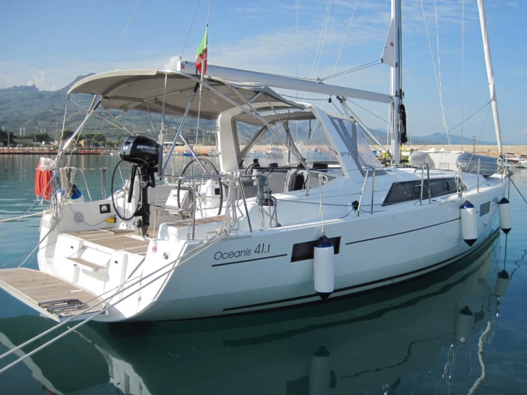 Hyr en Bénéteau Oceanis 41.1 Capo d'Orlando 