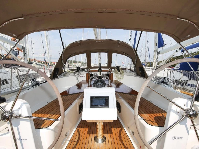 Bavaria Cruiser 37 charter bareboat eller skeppad i Pula 