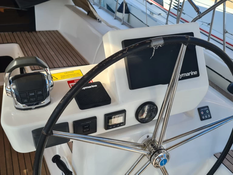 Dufour Dufour 520 Grand Large charter bareboat eller skeppad i Kotor