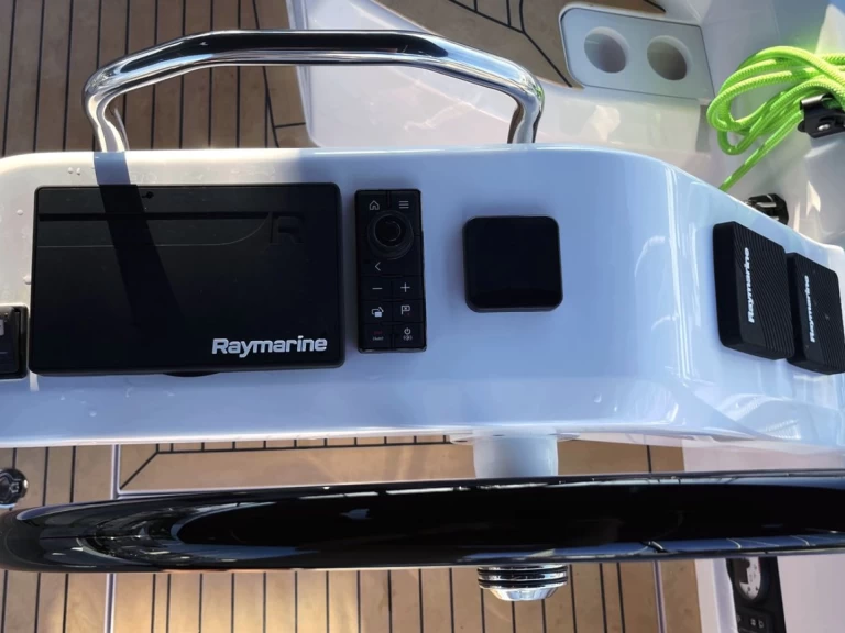 Elan Elan E6 charter bareboat eller skeppad i Split 