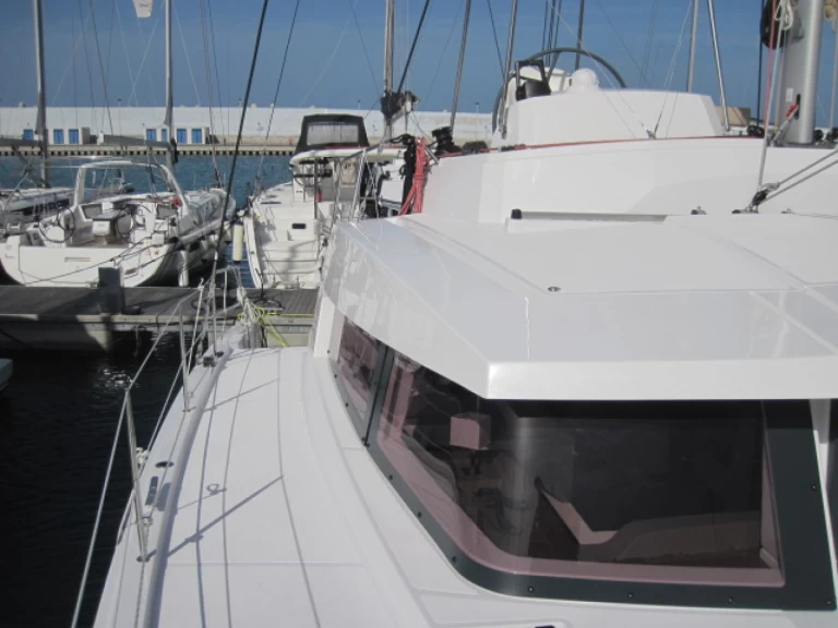 Bali Bali 4.3 charter bareboat eller skeppad i Capo d'Orlando