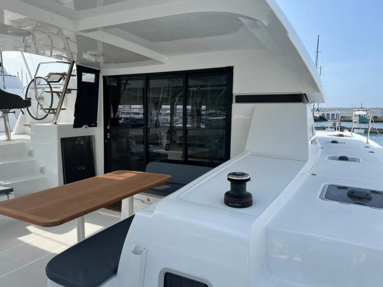 Lagoon Lagoon 42 charter bareboat eller skeppad i Capo d'Orlando