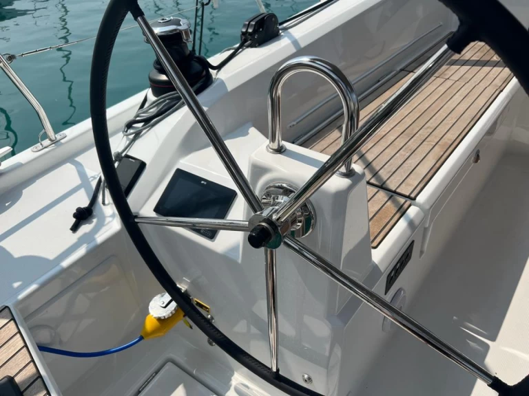 Bénéteau Oceanis 40.1 charter bareboat eller skeppad i Capo d'Orlando