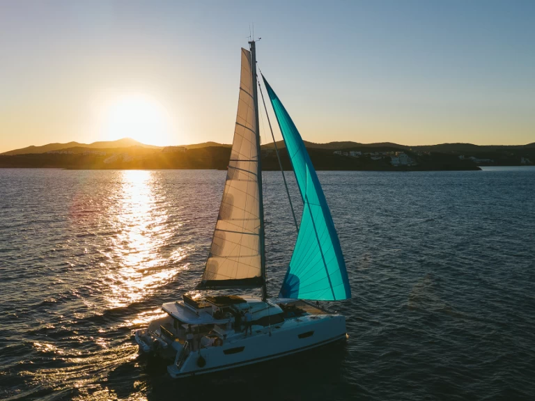 Yacht charter Lavrio billig Fountaine Pajot 47 SAONA LUX (GEN,AC,WATERMAKER)