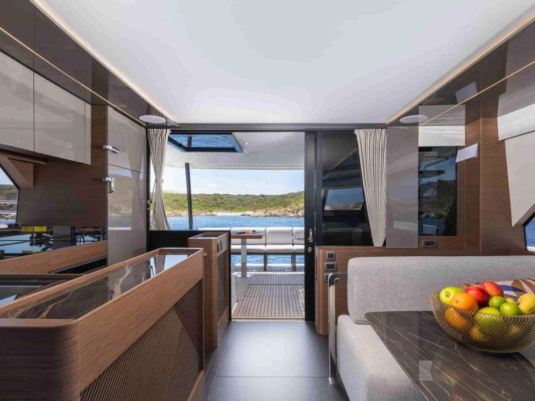 Hyra Motorbåt  med eller utan skeppare Prestige Cugnana Verde 