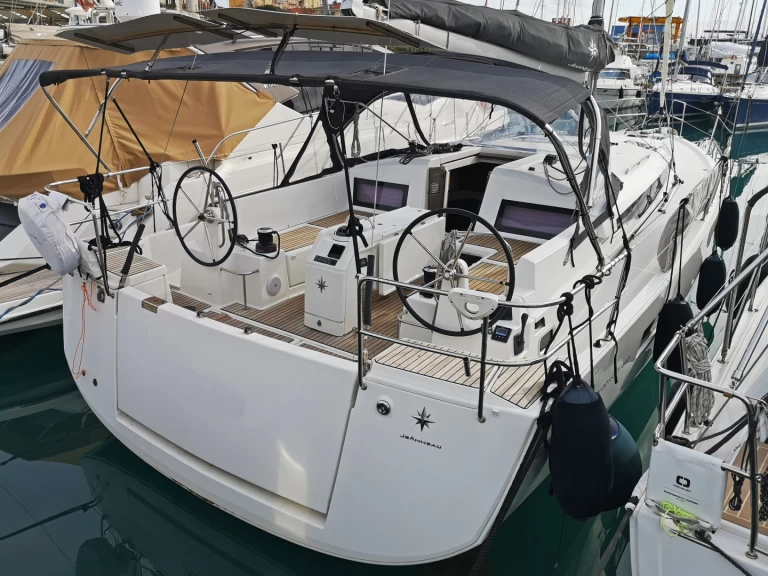 Jeanneau Sun Odyssey 440 - 4 cabine - 2 bagni charter bareboat eller skeppad i Castiglioncello