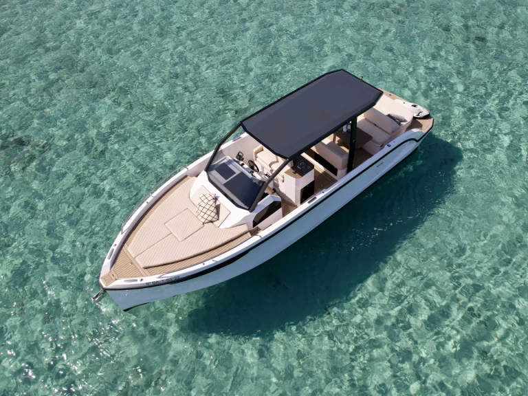 Rand Archipelago 32 charter bareboat eller skeppad i Marina Ibiza