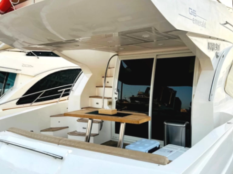 Hyr en Gulf Craft - Majesty Yachts Majesty 44 Dubai Marina 
