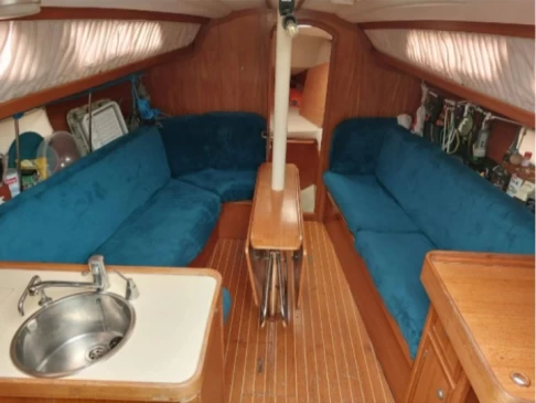 Jeanneau Sun Odyssey 31 charter bareboat eller skeppad i Toulon Port