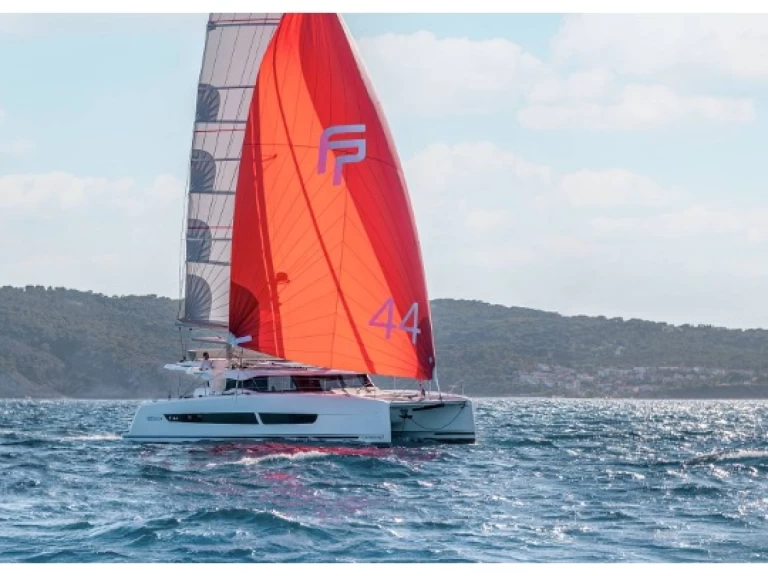 Fountaine Pajot Fountaine Pajot FP 44 Maestro - 3 cab. charter bareboat eller skeppad i Saint Raphael