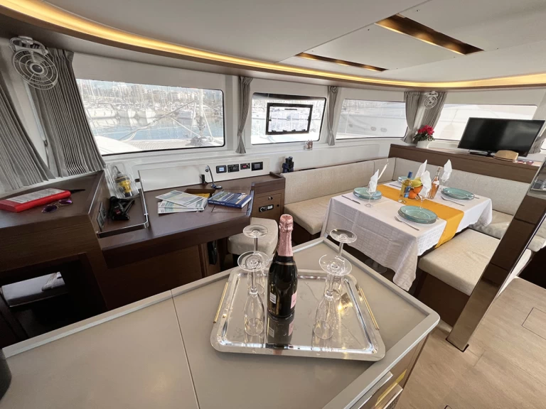 Hyra Katamaran  med eller utan skeppare Lagoon Paros (ostrov) 