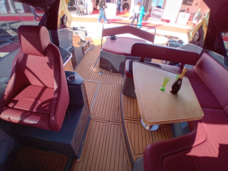 Grginić Mirakul 40 charter bareboat eller skeppad i Biograd Na Moru