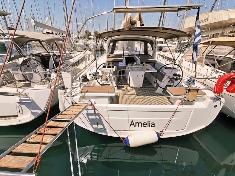 Hyr en Bénéteau Oceanis 51.1 Alimos 