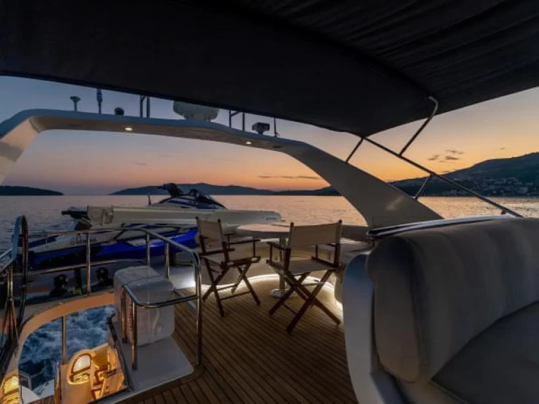 Custom Yaretti 2210  charter bareboat eller skeppad i Cannigione