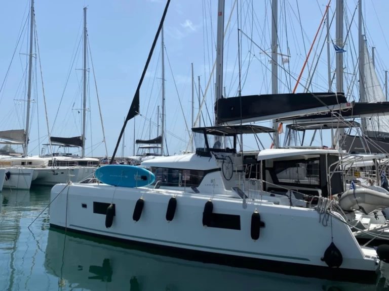 Lagoon Lagoon 42 charter bareboat eller skeppad i Alimos