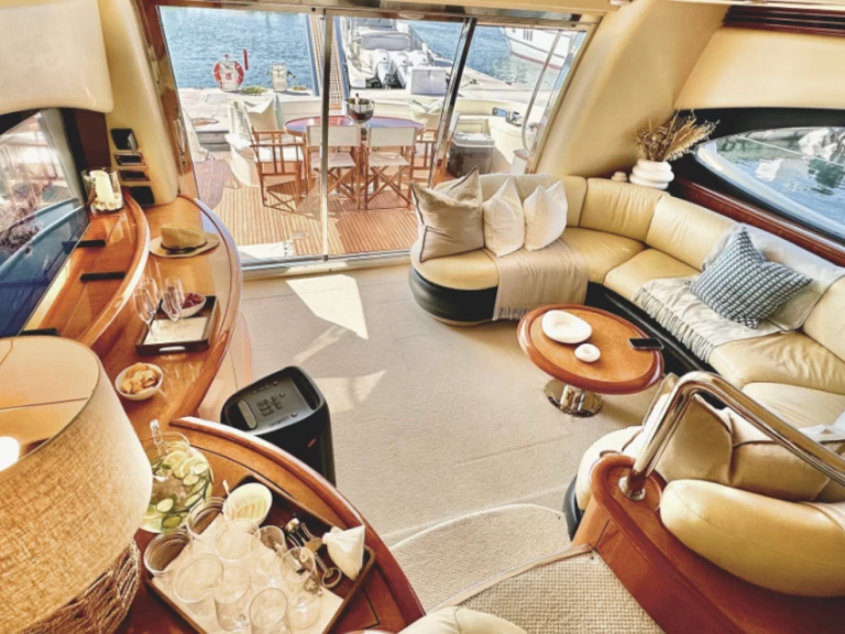 Azimut Azimut 62 Fly charter bareboat eller skeppad i Dubai Marina