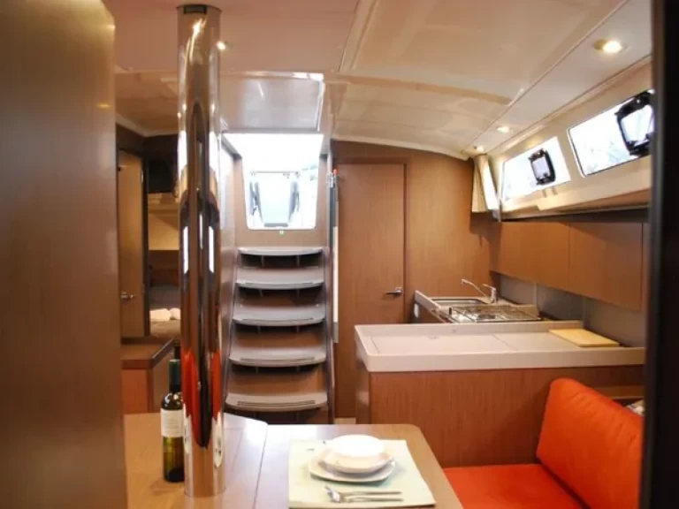 Bénéteau Oceanis 41.1 charter bareboat eller skeppad i Perigiali