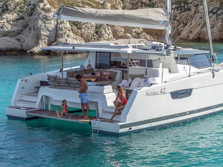 Uthyrning Katamaran  Fountaine Pajot med en båtlicens 