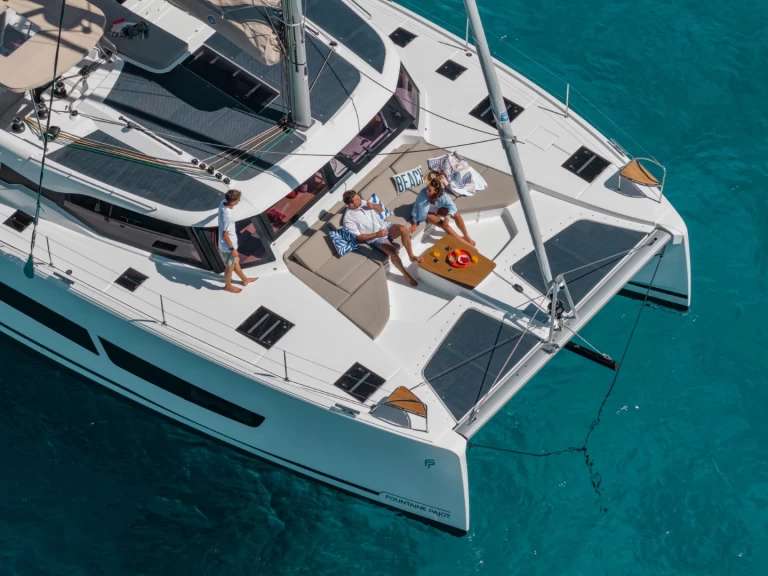 Fountaine Pajot FP 44 charter bareboat eller skeppad i Donji Seget