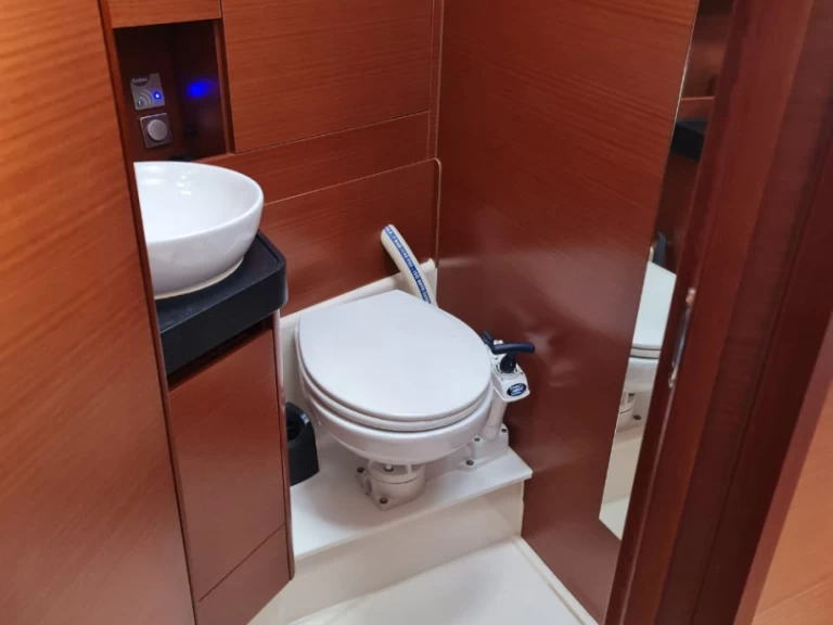 Hanse Hanse 418 charter bareboat eller skeppad i Perigiali