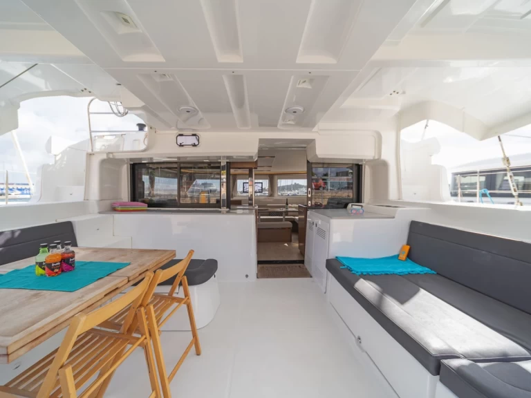 Lagoon Lagoon 46 charter bareboat eller skeppad i Perigiali