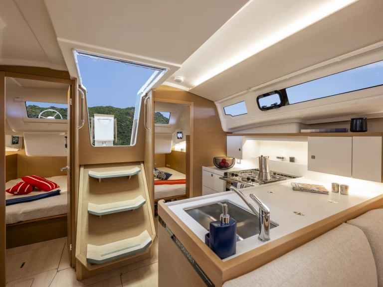 Uthyrning Segelbåt  Jeanneau med en båtlicens 