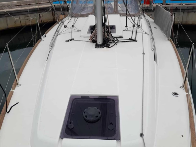 Jeanneau Sun Odyssey 349 charter bareboat eller skeppad i Salivoli