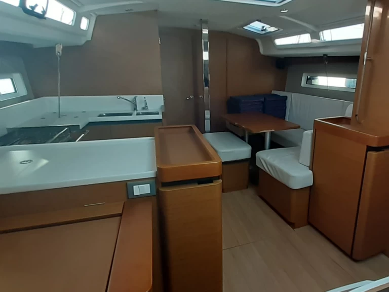 Båtuthyrning Jeanneau Sun Odyssey 440 i Olbia på Samboat 
