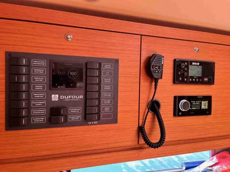 Dufour Dufour 470 charter bareboat eller skeppad i Agropoli