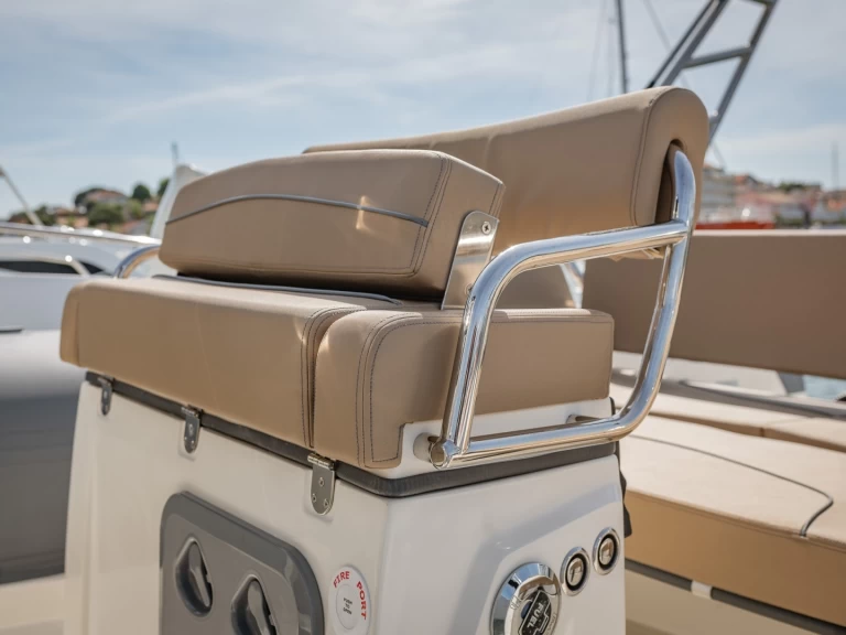 Bwa Sport 26 GTO charter bareboat eller skeppad i Lège-Cap-Ferret