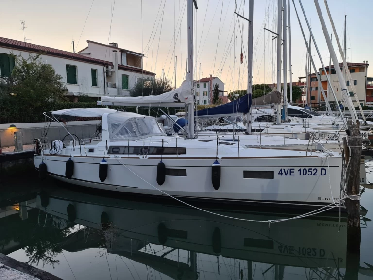 Bénéteau Oceanis 38 (3/2) charter bareboat eller skeppad i Olbia