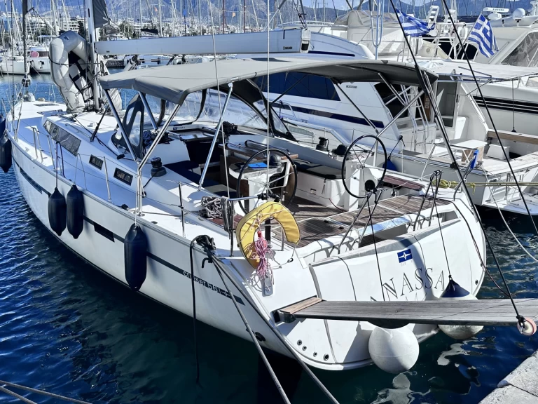 Bavaria Cruiser 56 charter bareboat eller skeppad i Alimos