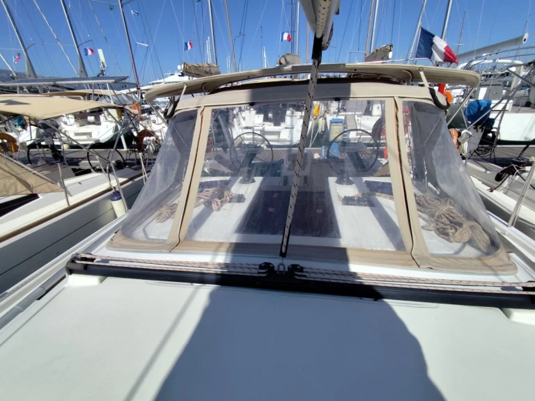 Dufour Dufour 390 GL charter bareboat eller skeppad i Gouvia