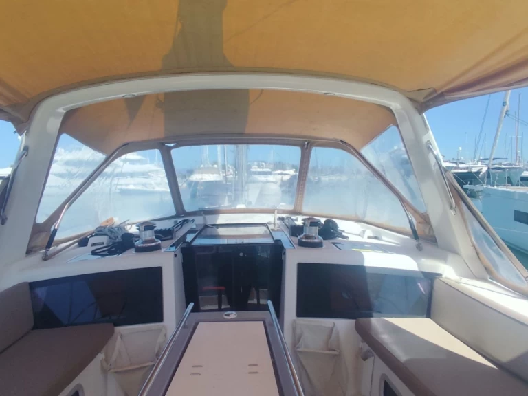 Bénéteau Oceanis 48 charter bareboat eller skeppad i Gouvia