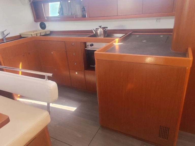 Hyr en Bénéteau Oceanis 48 Gouvia 