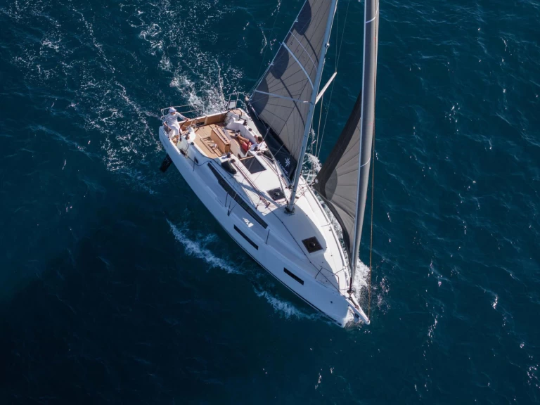 Jeanneau Sun Odyssey 350 charter bareboat eller skeppad i Castiglioncello