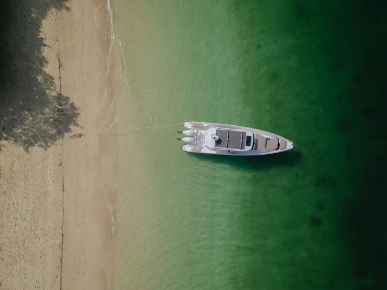 Uthyrning Motorbåt  i Phuket (City) - Axopar 37 T-Top