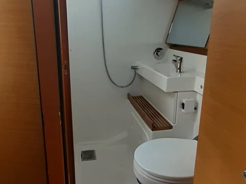 Uthyrning Segelbåt  Jeanneau med en båtlicens 