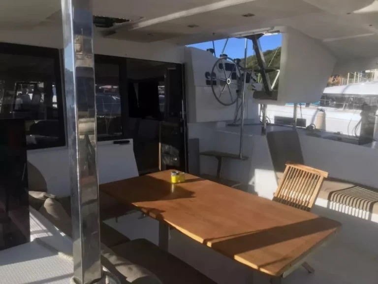 Hyra Katamaran  med eller utan skeppare Fountaine Pajot Olbia 