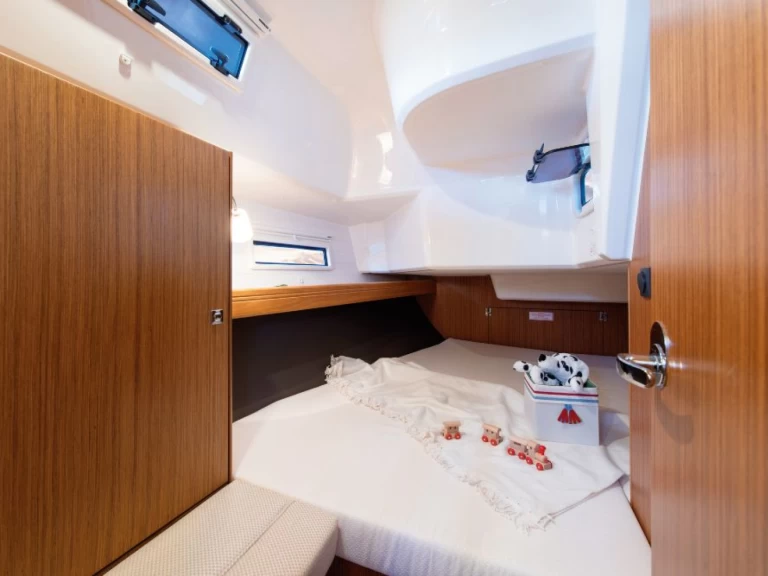 Bavaria Cruiser 37 charter bareboat eller skeppad i Punta Ala