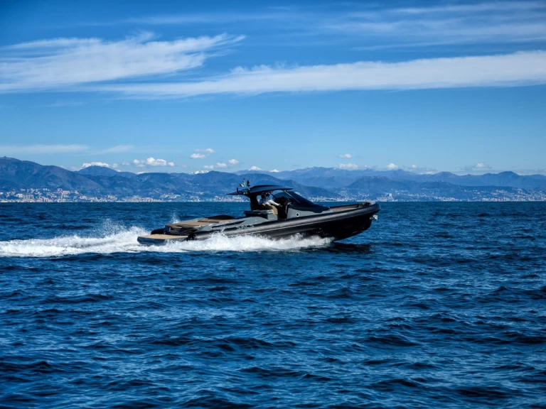 Uthyrning Motorbåt  Sacs med en båtlicens 
