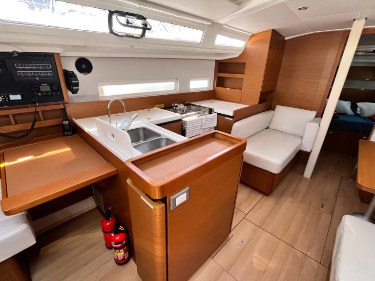Jeanneau Sun Odyssey 410 charter bareboat eller skeppad i Las Galletas