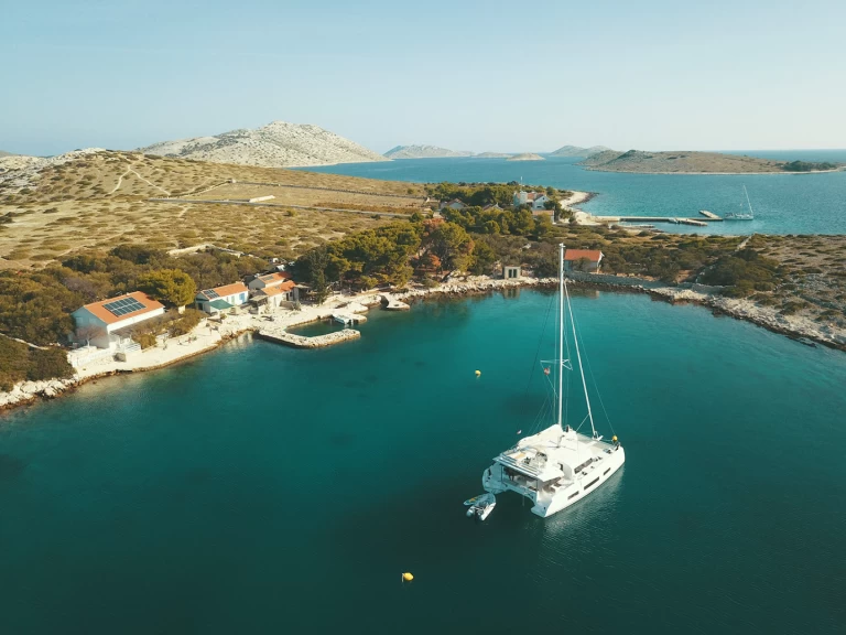 Dufour Dufour Catamarans 48 Sail charter bareboat eller skeppad i Kaštela